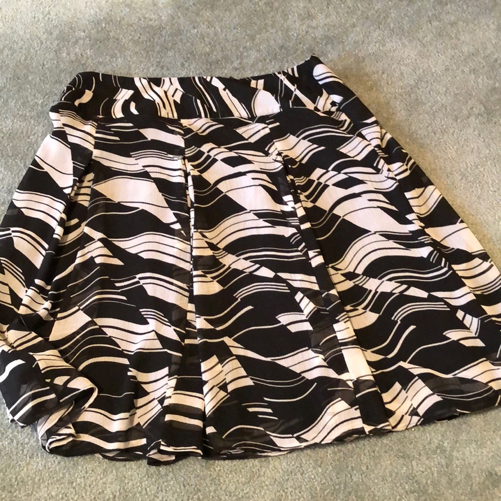 NWOT black and white skirt